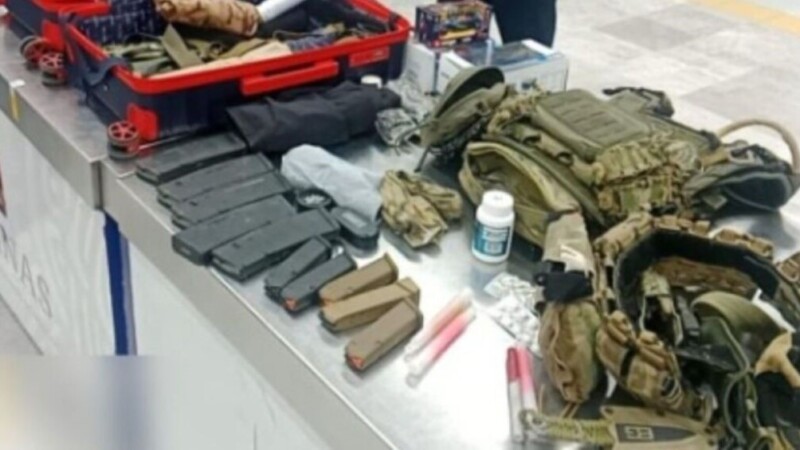 Aseguran maleta con 10 cargadores y accesorios tácticos en el AICM