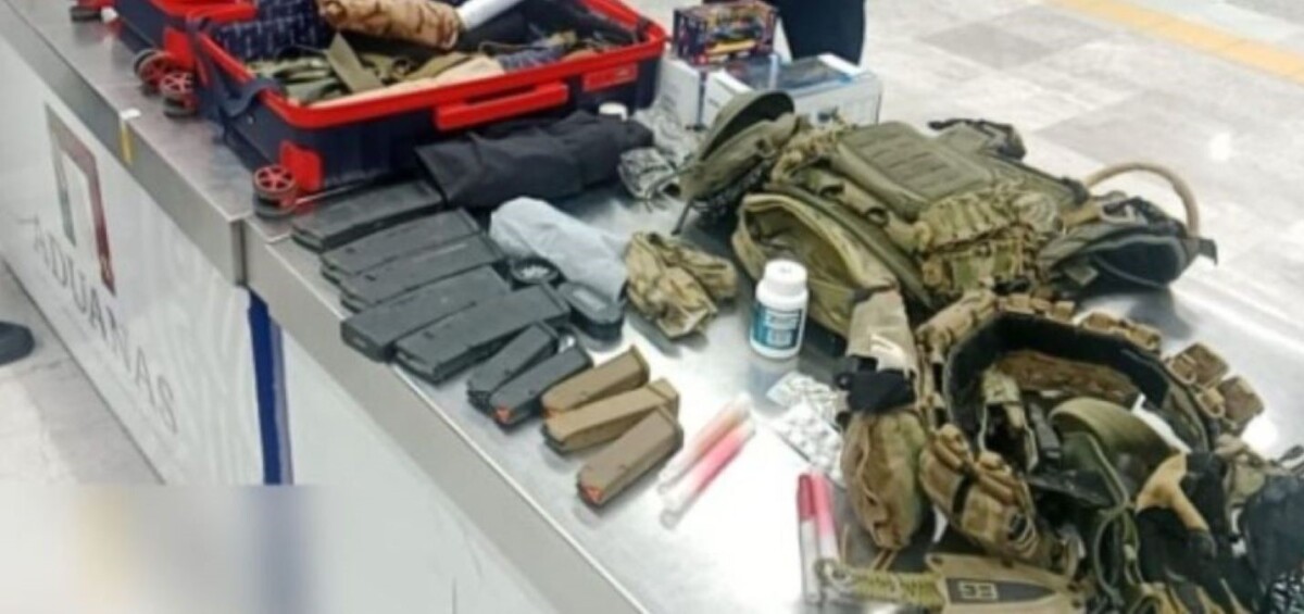 Aseguran maleta con 10 cargadores y accesorios tácticos en el AICM