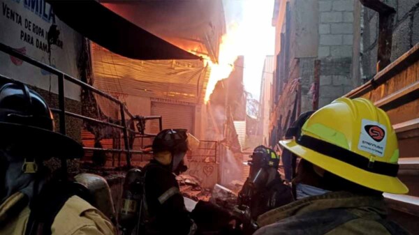 Voraz incendio arrasa el mercado central de Acapulco
