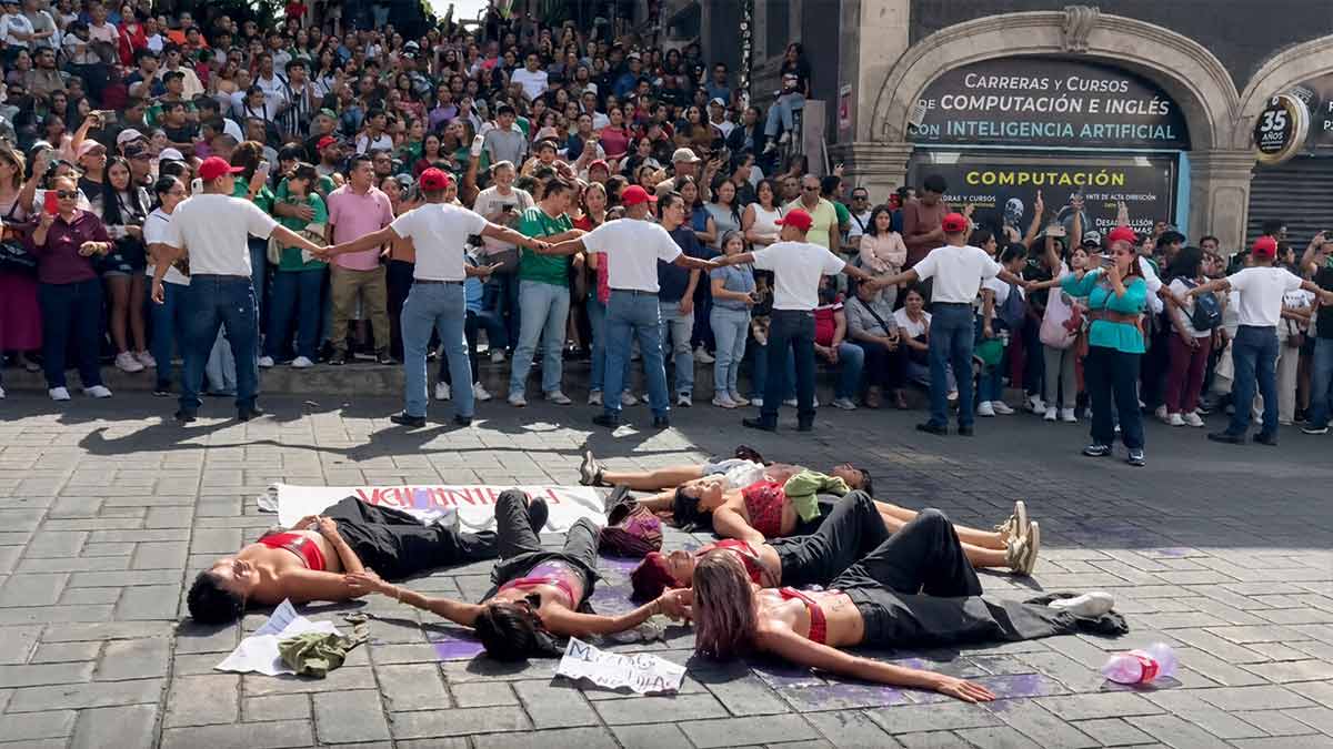 Estudiantes de la UAEM interrumpen desfile cívico-militar en Cuernavaca