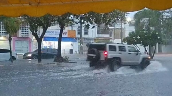 Lluvias generan inundaciones y complican el tránsito vehicular en Cancún