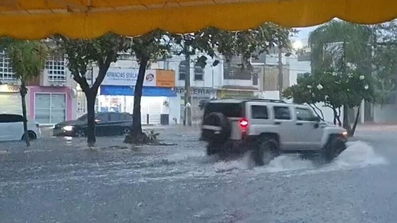 Lluvias generan inundaciones y complican el tránsito vehicular en Cancún