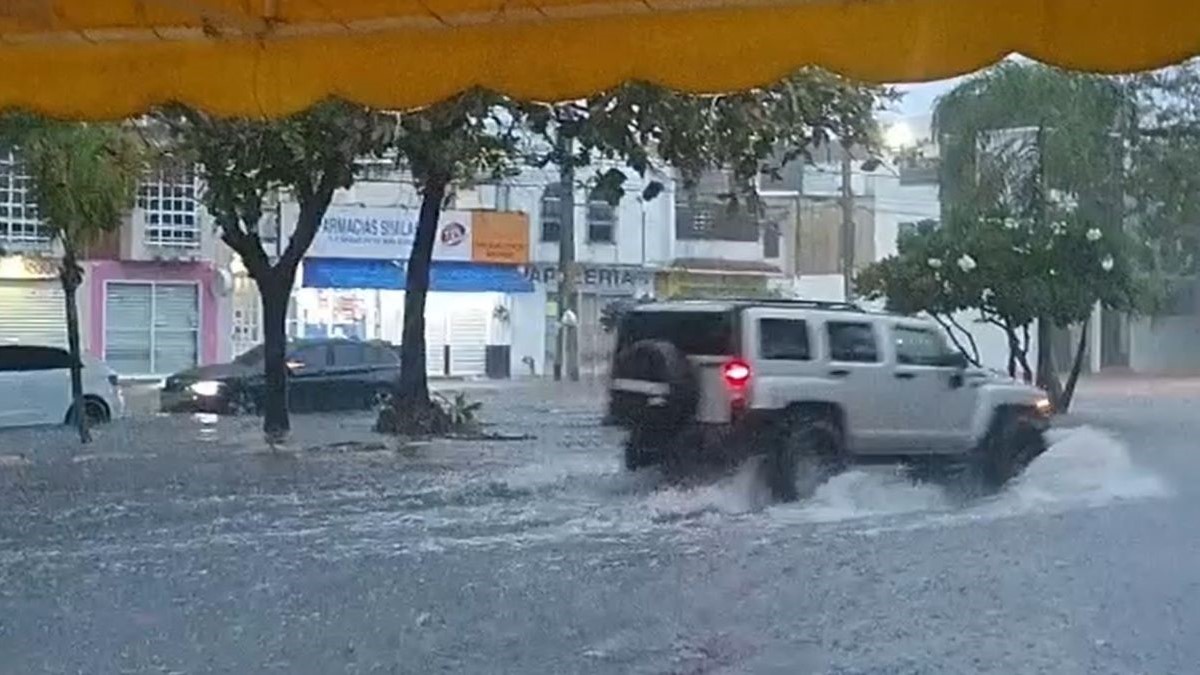 Lluvias generan inundaciones y complican el tránsito vehicular en Cancún