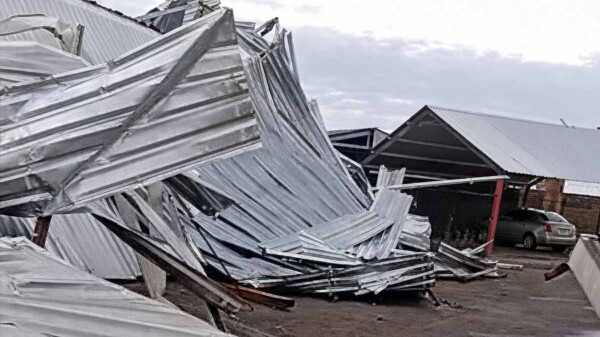 "Mini tornado" arrasa tianguis en Morelos y causa daños por casi un millón de pesos
