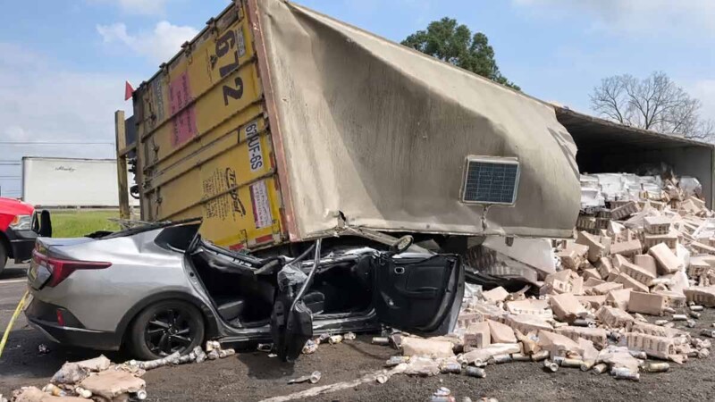Conductor muere aplastado por un cargamento de cerveza en Jalisco