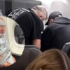 Amarran "como puerco" a pasajero en vuelo de American Airlines