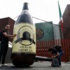 Protestan contra impuestos a bebidas alcohólicas con inflable de "caguamón"