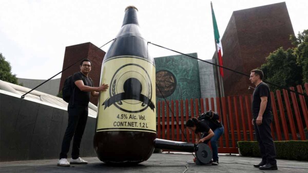 Protestan contra impuestos a bebidas alcohólicas con inflable de "caguamón"