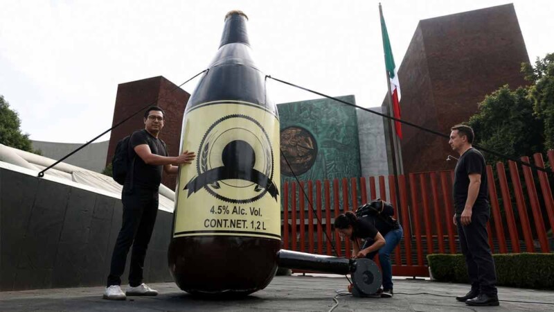 Protestan contra impuestos a bebidas alcohólicas con inflable de "caguamón"