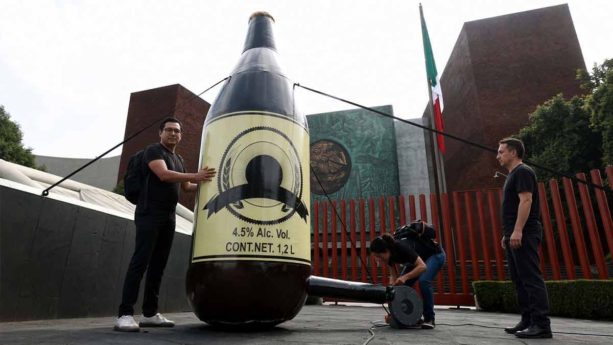 Protestan contra impuestos a bebidas alcohólicas con inflable de "caguamón"
