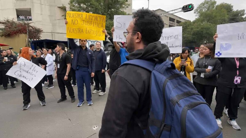 Protestan médicos del Hospital General de México con bloqueo de avenida