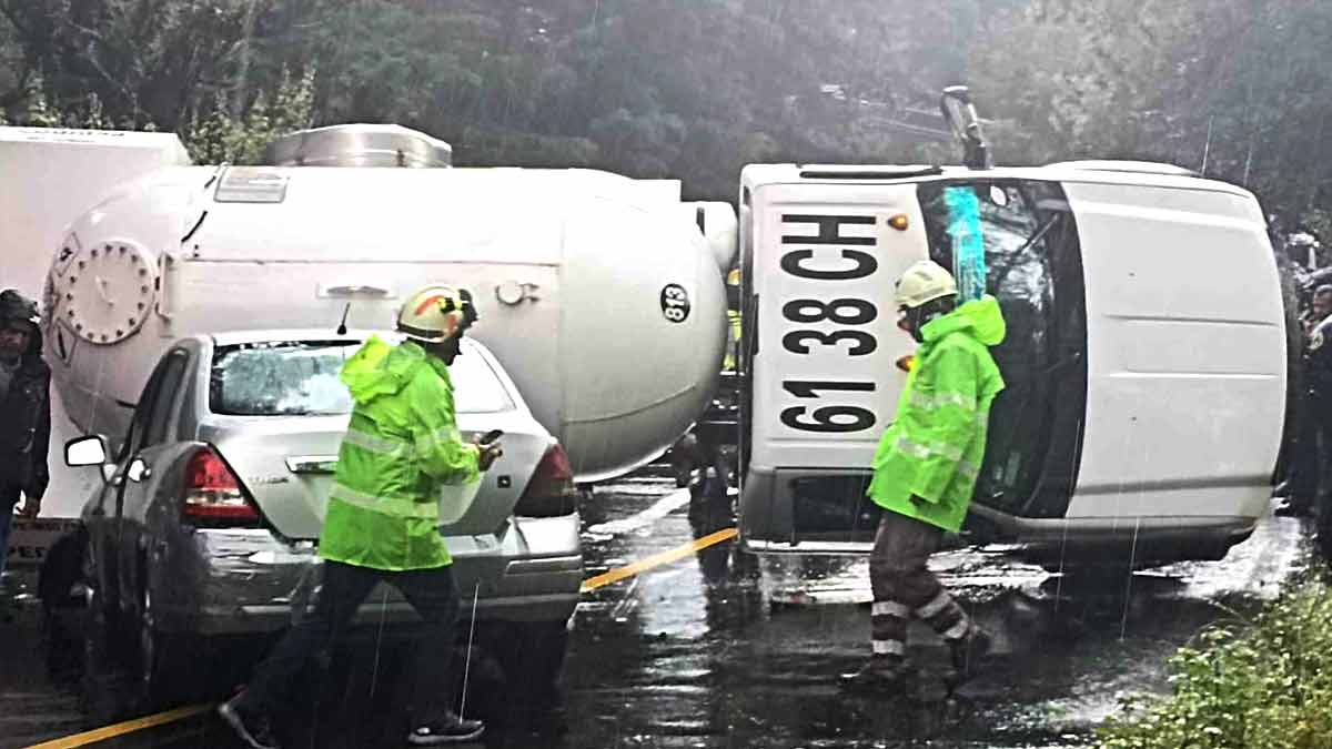 Volcadura de pipa de gas provoca cierre de la carretera México-Cuernavaca