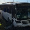 Autobús de transporte de personal se sale del camino en el Arco Vial Norte de Cancún