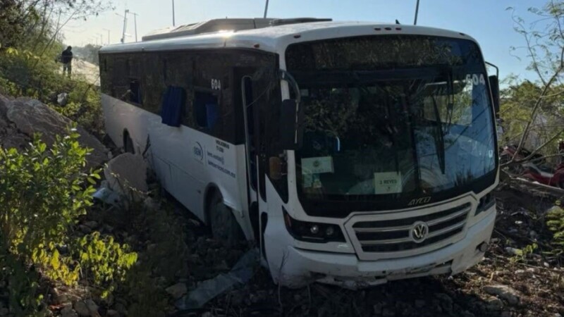 Autobús de transporte de personal se sale del camino en el Arco Vial Norte de Cancún