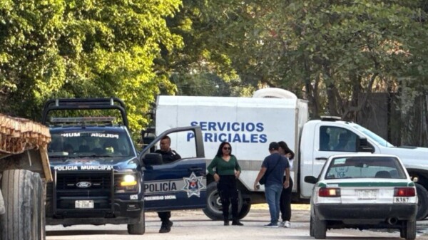 Ejecutan a taxista de Cancún y abandonan su cuerpo dentro de la unidad 8387 en la delegación Alfredo V. Bonfil