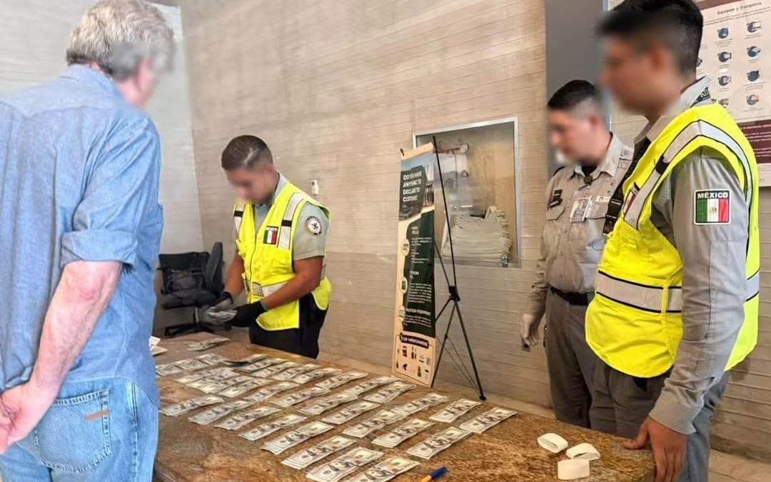 Detienen a pasajero brasileño con 35 mil dólares sin declarar en el Aeropuerto Internacional de Cancún.