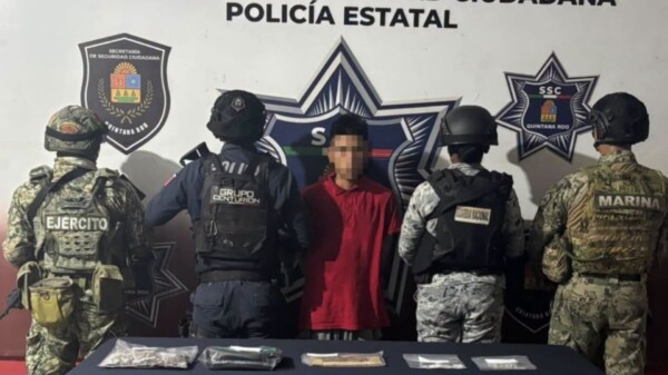 Arrestan a hombre con presunta droga y cartuchos calibre .9 milímetros en Cancún.