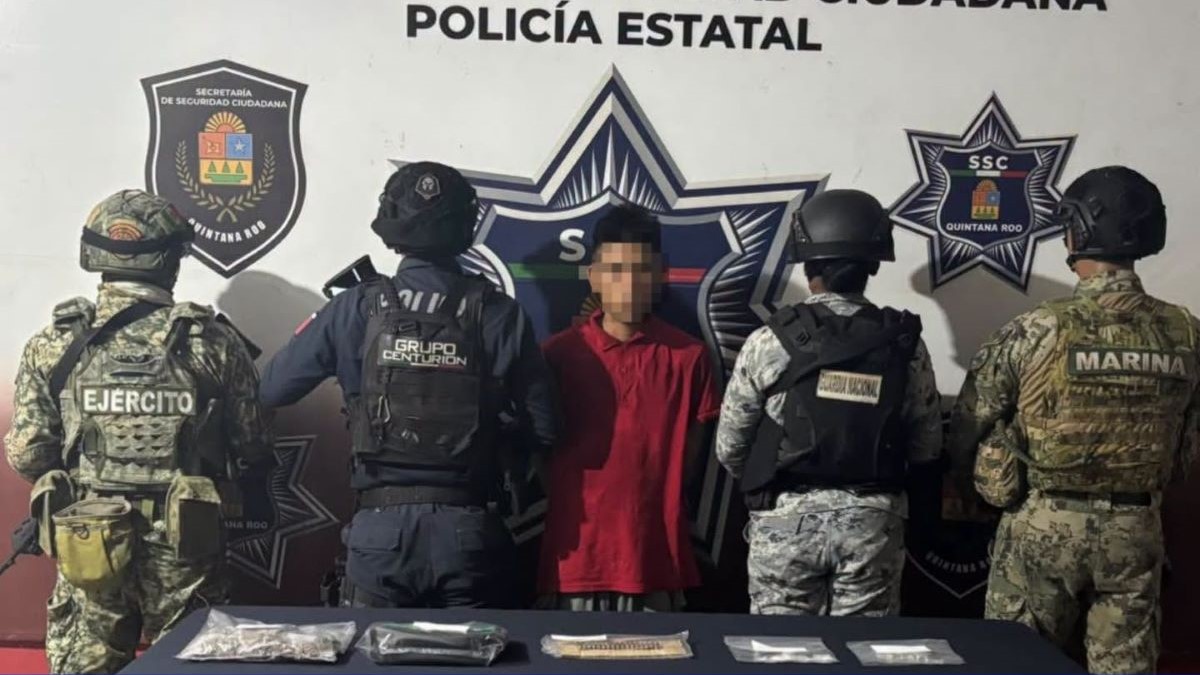Arrestan a hombre con presunta droga y cartuchos calibre .9 milímetros en Cancún.