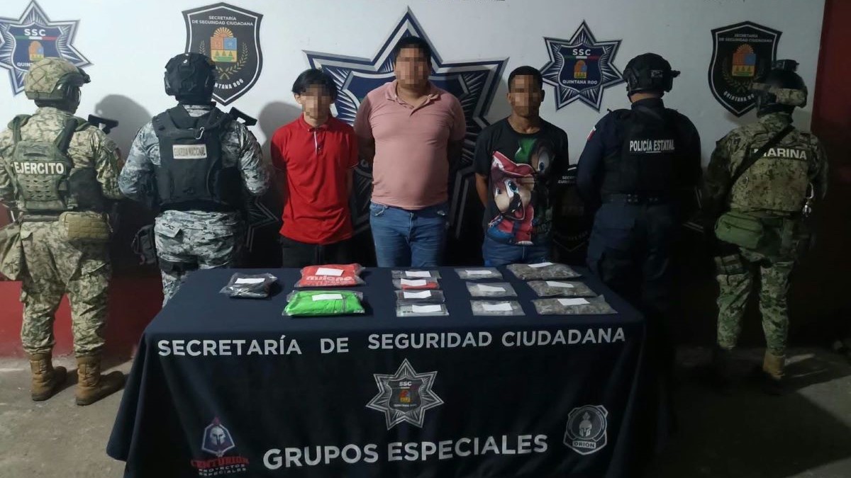 Detienen a tres hombres en Cancún; aseguran 220 bolsitas con presuntas drogas