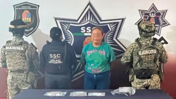 Detienen a mujer con presuntas drogas y 10 mil pesos en el bulevar Kukulcán.