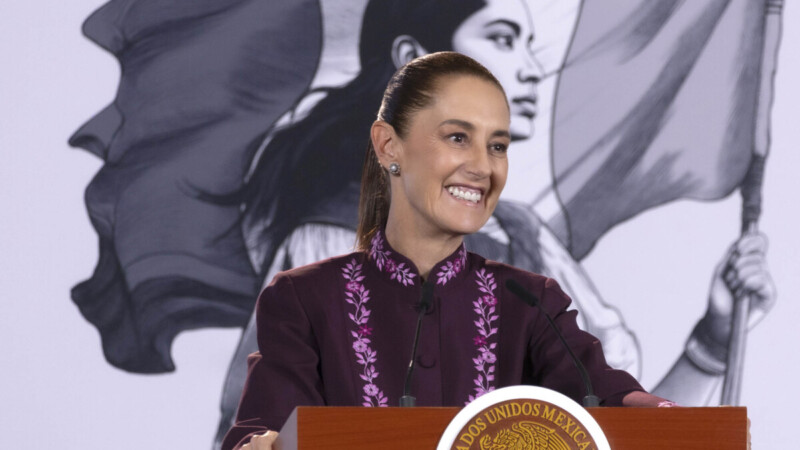 Desmiente Sheinbaum regaño a Harfuch y fraude en becas