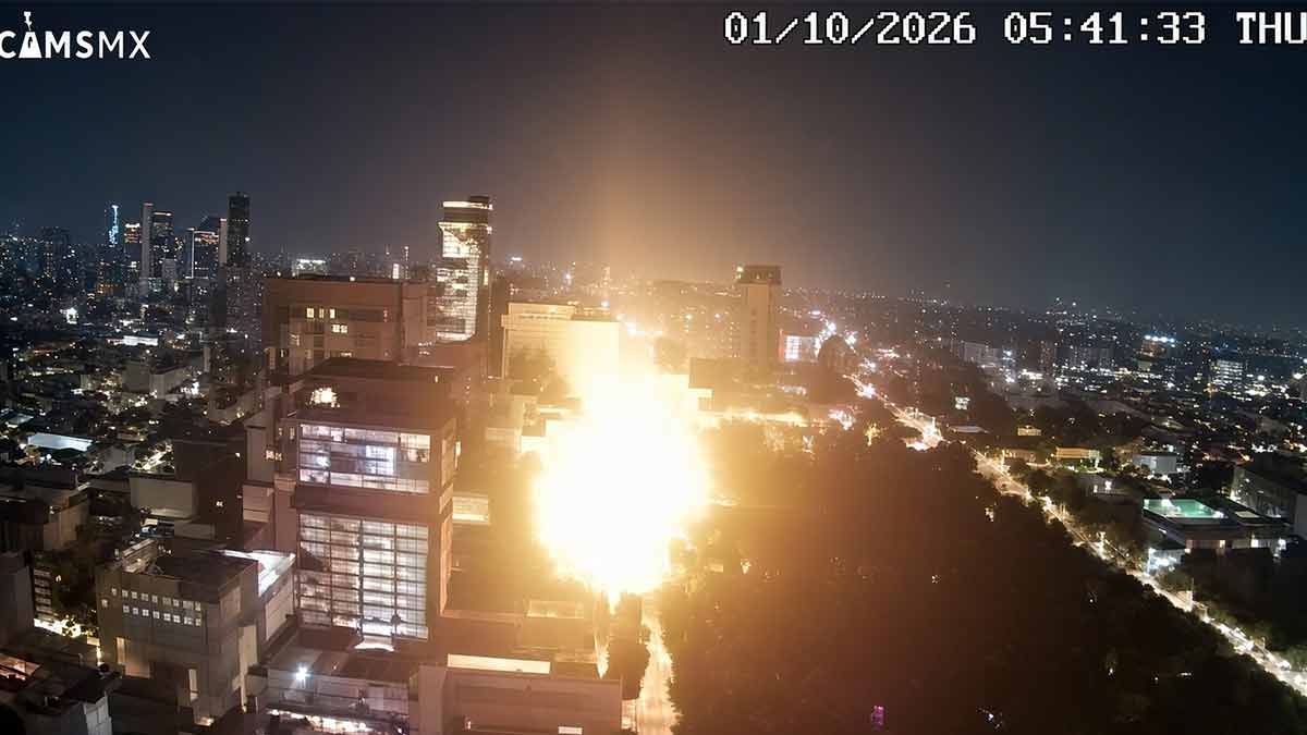 Transformador explota y desata incendio en edificio histórico del Centro de CDMX