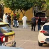 Ejecutan a balazos a cobrador y hieren a peatón en fraccionamiento de Cancún, hay tres detenidos
