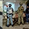 Detienen a dos hombres por presunto narcomenudeo durante cateos en Cancún y Playa del Carmen