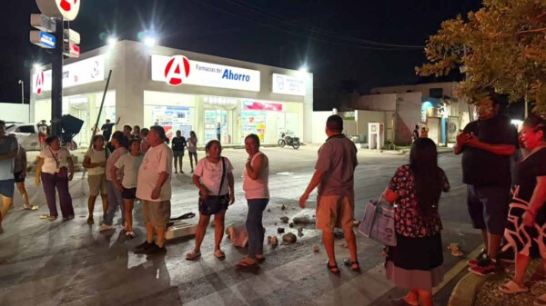 Protesta por falta de agua colapsa tránsito en las avenidas 20 de Noviembre y Kabah de Cancún