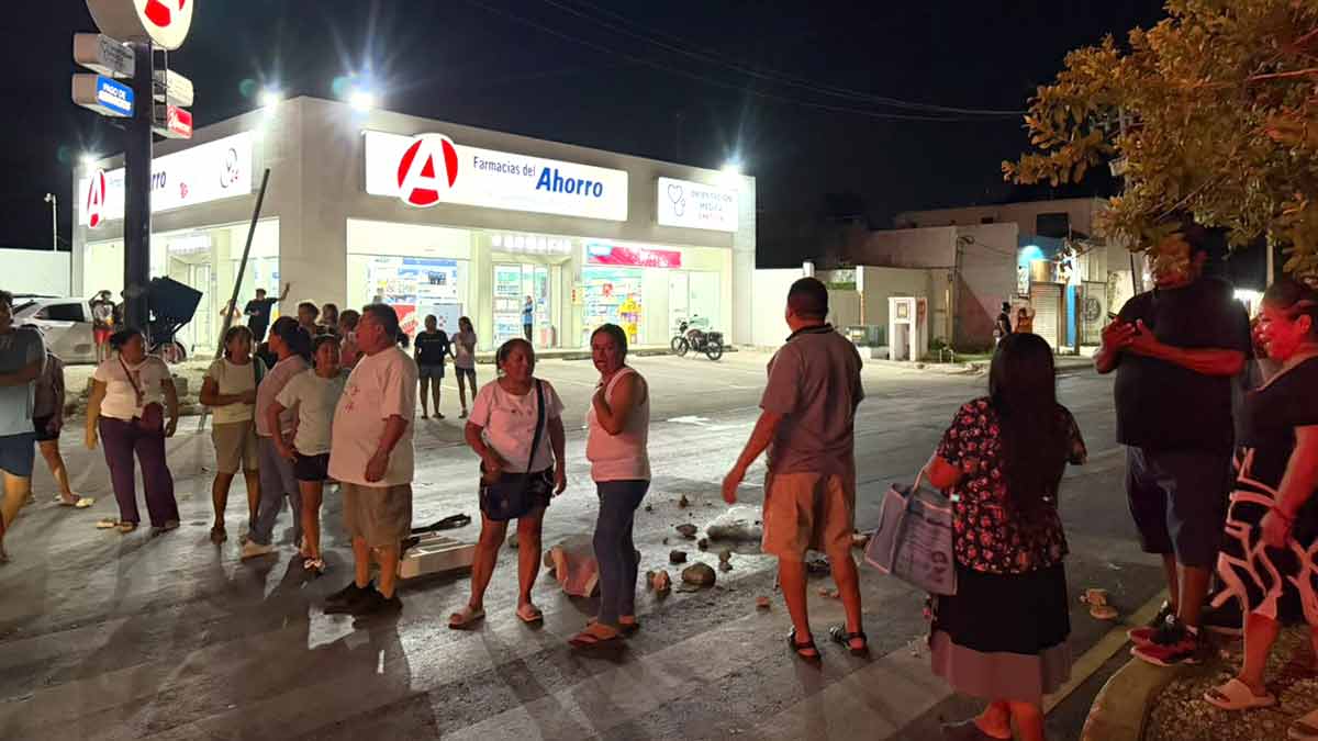 Protesta por falta de agua colapsa tránsito en las avenidas 20 de Noviembre y Kabah de Cancún