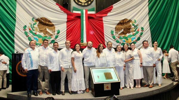 Isla Mujeres se suma a la conmemoración del 52 aniversario de Quintana Roo como Estado Libre y Soberano