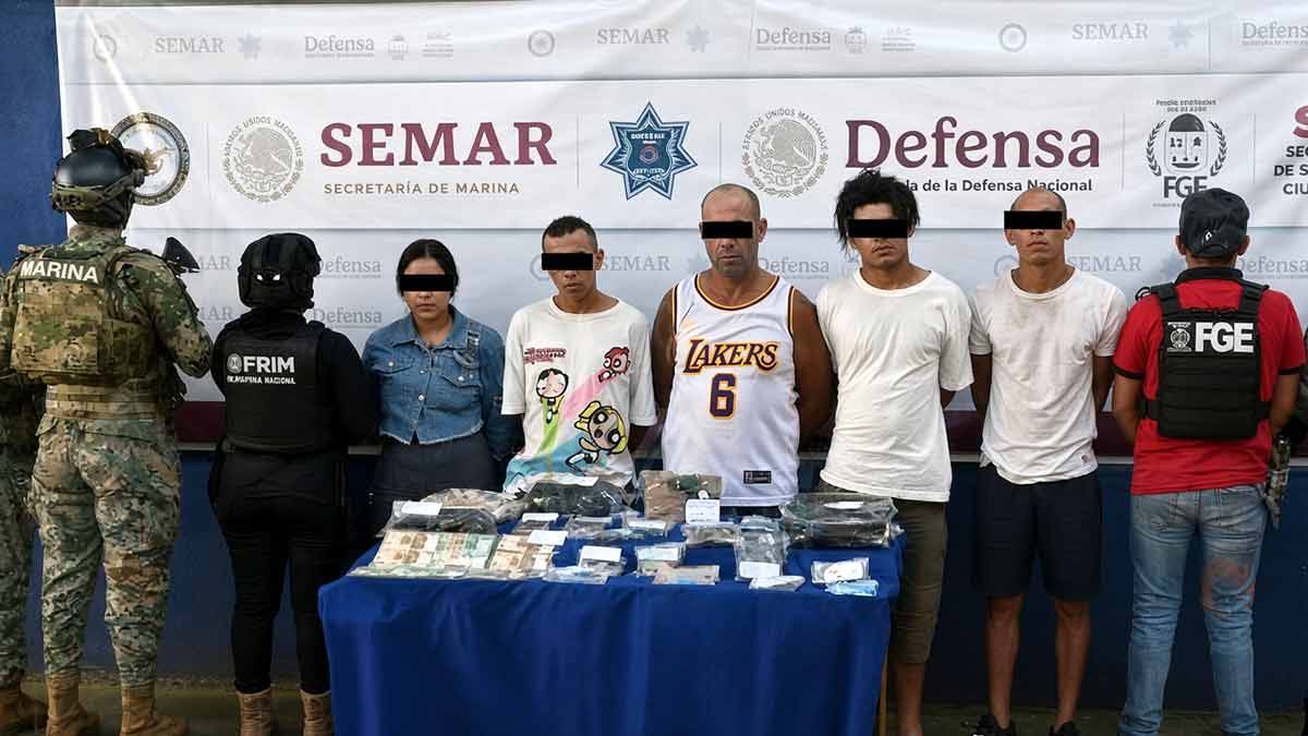 Detienen a cinco cubanos con presuntas drogas y un arma en la SM 63 de Cancún
