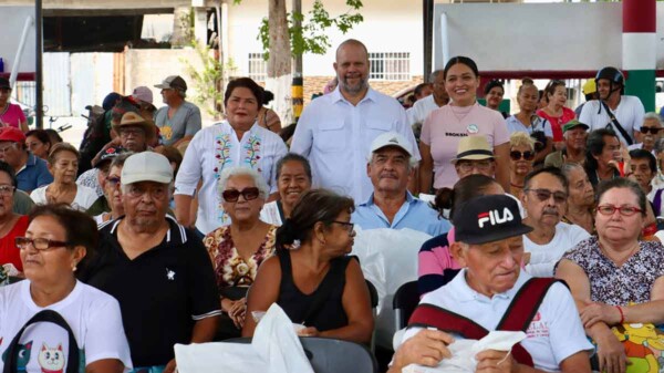 Gobierno de Blanca Merari brinda atención a personas mayores en la feria de servicios integrales "Abrazando Corazones"