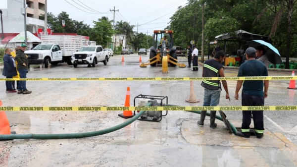 Atiende Ayuntamiento de Puerto Morelos fuga de agua potable por colapso de tubería de Aguakan