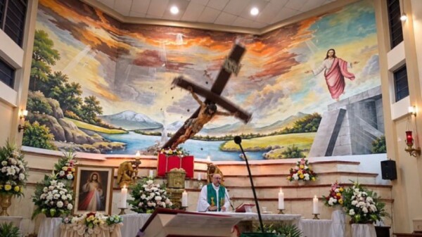 Muere sacerdote tras caerle una cruz durante una misa en Guayaquil, Ecuador