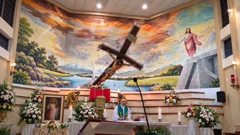 Muere sacerdote tras caerle una cruz durante una misa en Guayaquil, Ecuador