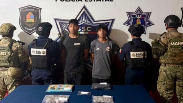 Detienen a dos hombres con 74 bolsas con presunto enervante en la Supermanzana 249 de Cancún