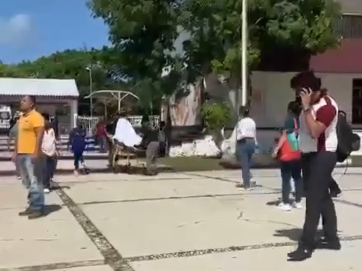 Trasladan al IMSS a 3 estudiantes del CBTIS 111 por ingerir gomitas