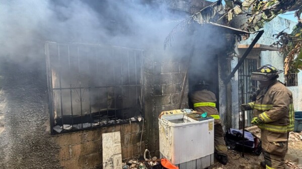 Veladora provoca incendio en una casa de la SM 228 de Cancún