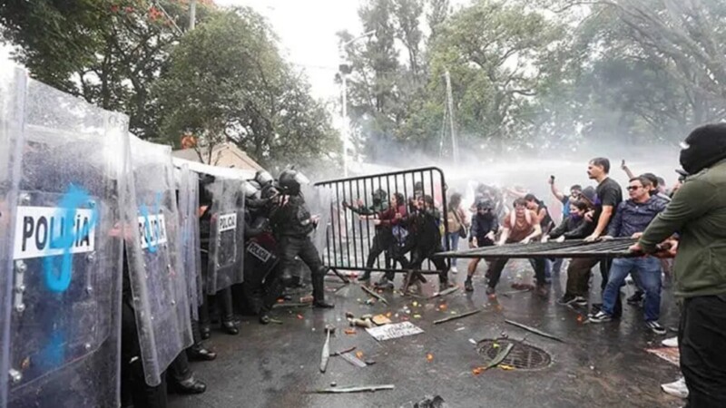 Protestan en Jalisco para exigir agua limpia y son reprimidos