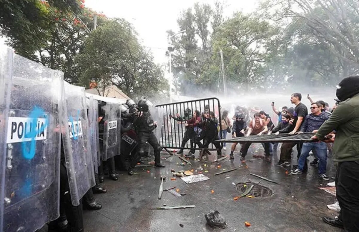 Protestan en Jalisco para exigir agua limpia y son reprimidos