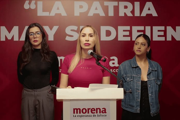 Erika Pérez, presidenta de Morena en Jalisco, pide a su equipo de especialistas que revisen el origen de la concesión de agua al exsecretario de Gobierno de Jalisco, Salvador Zamora.