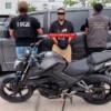 Aprehenden a hombre en Cancún cuando presuntamente descargaba una motocicleta robada