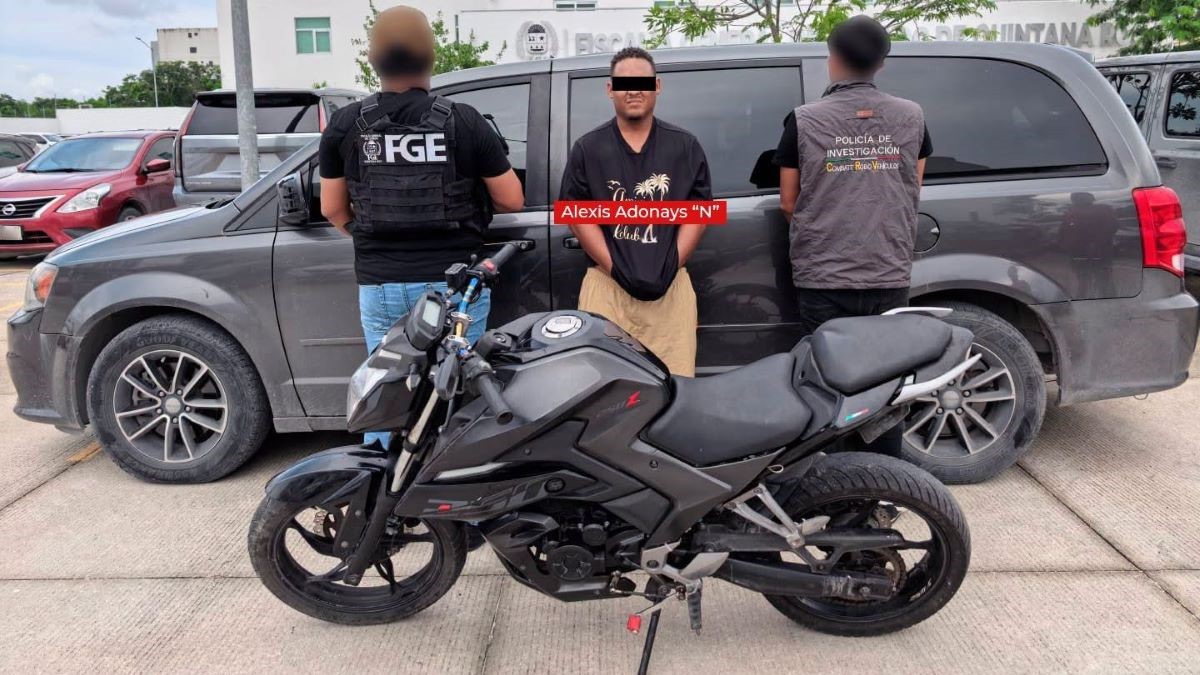 Aprehenden a hombre en Cancún cuando presuntamente descargaba una motocicleta robada