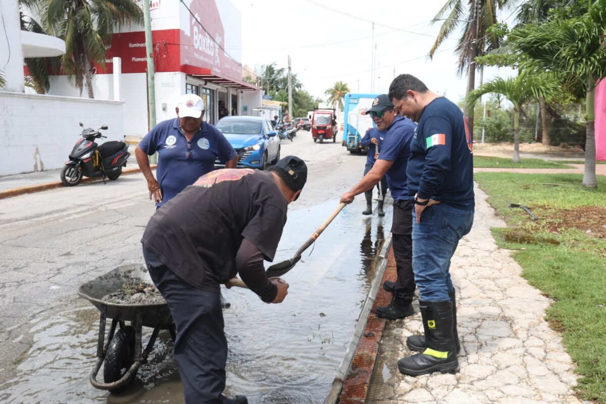 Gobierno de Isla Mujeres mantiene operativo permanente y acciones preventivas ante las lluvias. Protección Civil y Servicios Públicos refuerzan recorridos, limpieza, desazolve y supervisión de bombas de achique en distintos puntos del municipio.