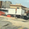 Socavón afecta circulación en el bulevar Kukulcán; camión queda atorado