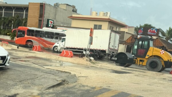 Socavón afecta circulación en el bulevar Kukulcán; camión queda atorado