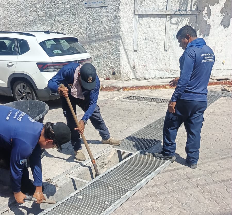 Gobierno de Isla Mujeres refuerza acciones preventivas ante posibles lluvias asociadas a "Isaías". Protección Civil intensificó la limpieza de drenajes pluviales, alcantarillas y desagües, además de mantener vigilancia sobre los niveles de los cuerpos lagunares.