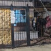 Aseguran cinco armas largas, armas cortas y más de mil cartuchos durante cateo en la Supermanzana 225 de Cancún.