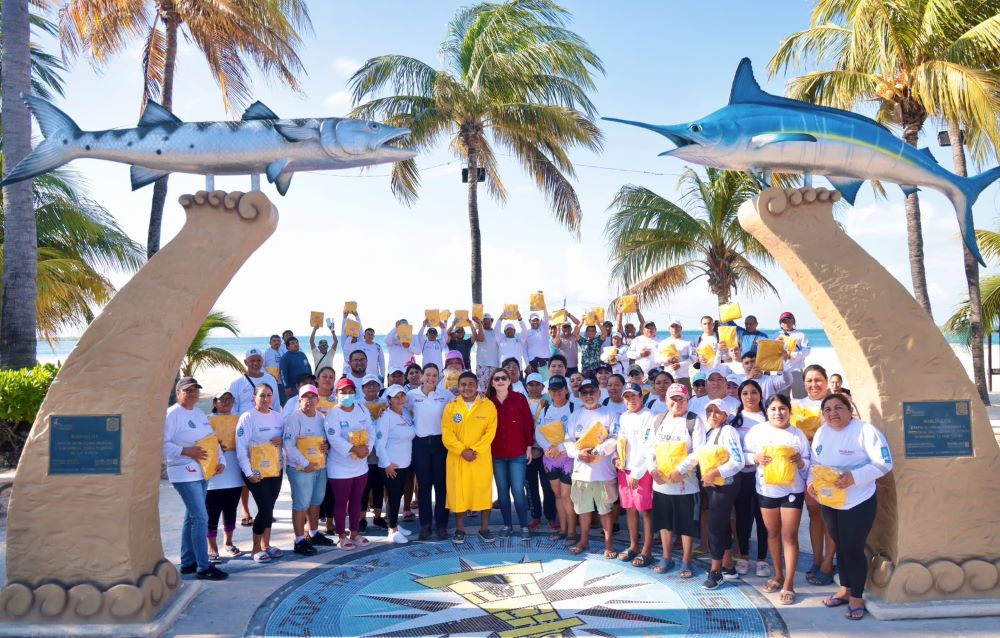 Isla del Mar Magaña López reconoce labor de trabajadores de Zofemat y entrega impermeables ante temporada de lluvias. La encargada del despacho de la Presidencia Municipal destacó que el personal recibe constantemente uniformes, herramientas y equipo para realizar sus labores en mejores condiciones.